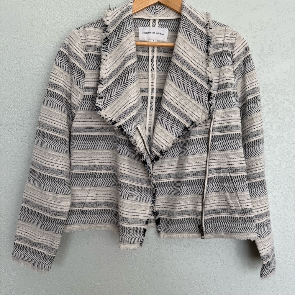 cupcakes & cashmere Black and White Striped Blazer
0031